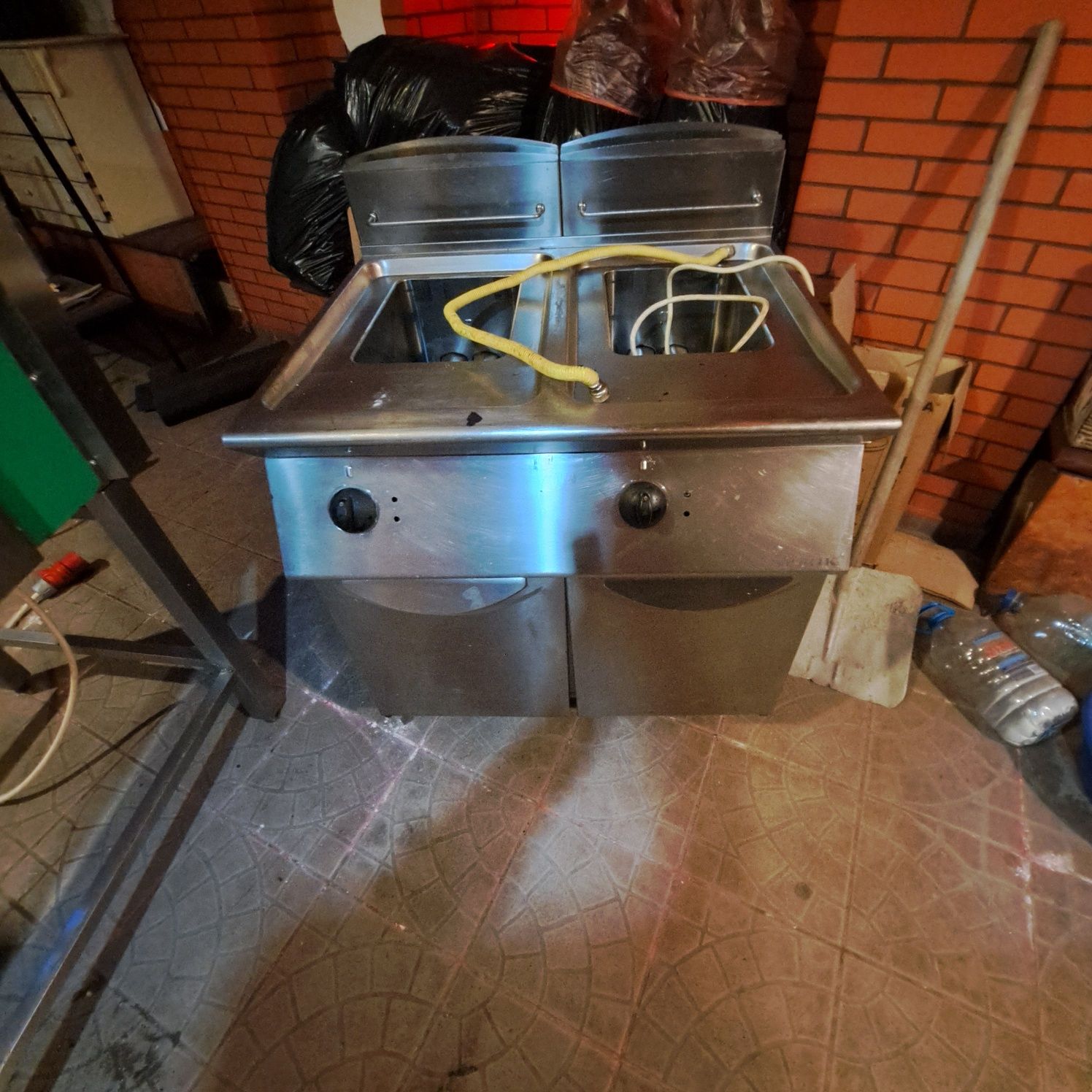 Cuptor convectie, grill,frigider inox, friteuza, mașină de spălat vase
