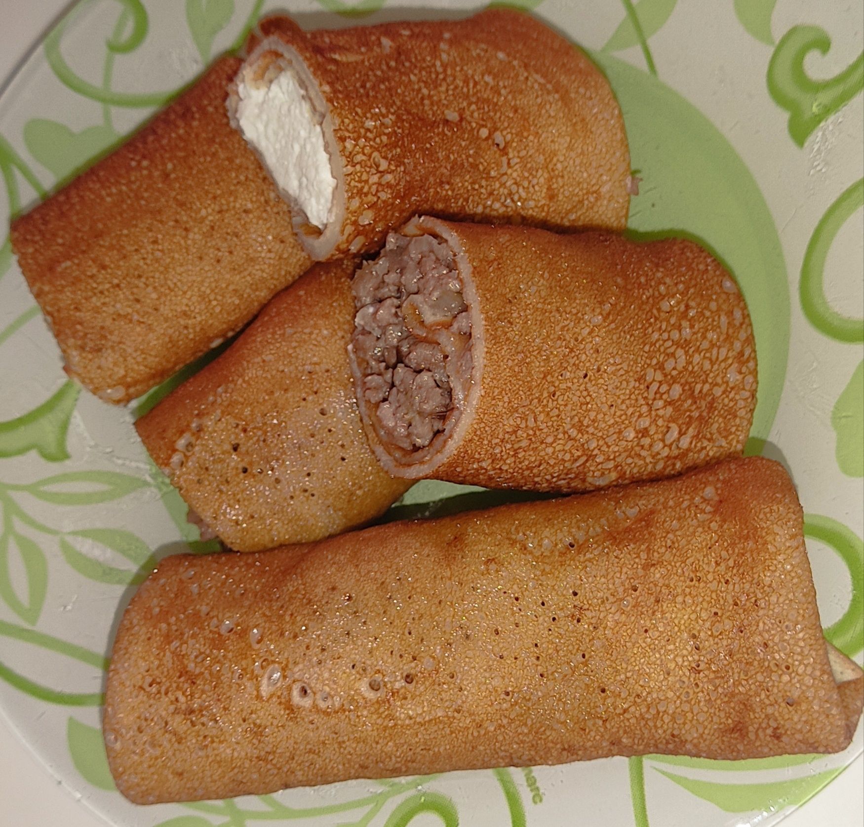 На заказ блинчики с мясом, с творогом.