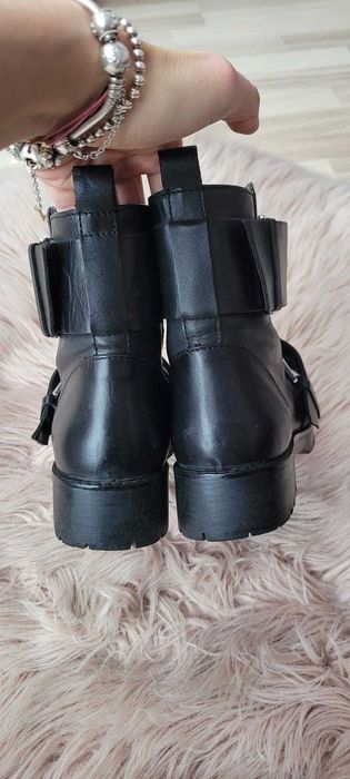 Ghete din piele, Stradivarius