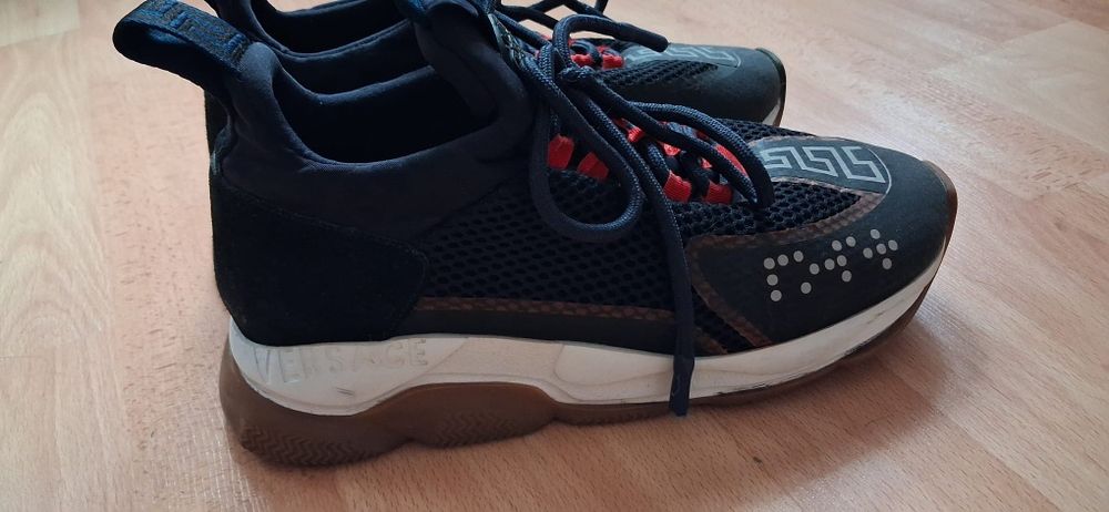 Adidași Versace, noi fara etichetă