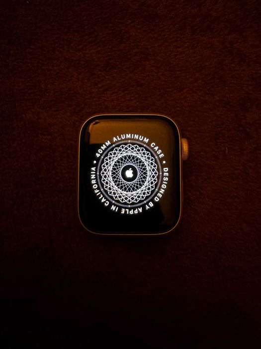 Смарт часовник Apple Watch SE2 v2 Cellular, 40mm, S/M, Starlight Sport