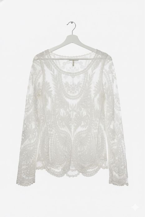 Белая женская кофточка