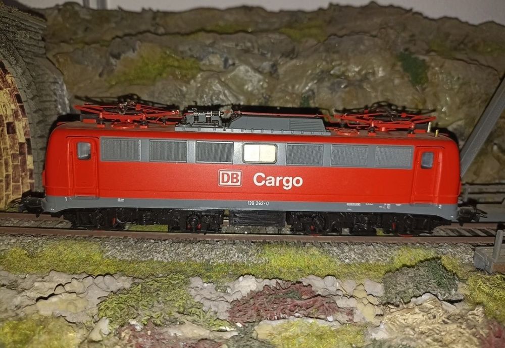 Locomotiva roco BR 139
Lumini frontale
Mufă pentru decodor digital
Tra