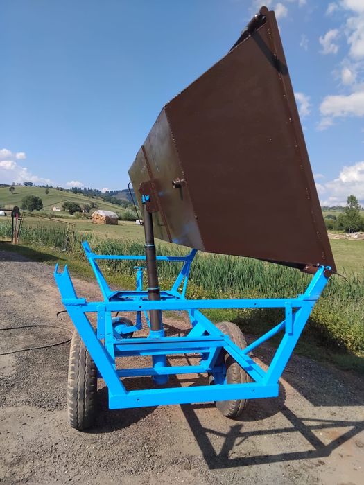 Remorca basculabila pe o parte