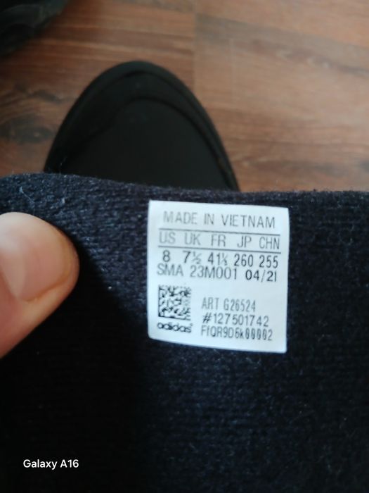 Обув Адидас почти новый. 25 купил и продам 20.