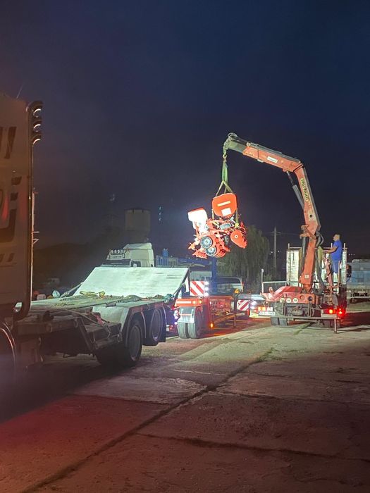 Transport marfă camion cu macara
