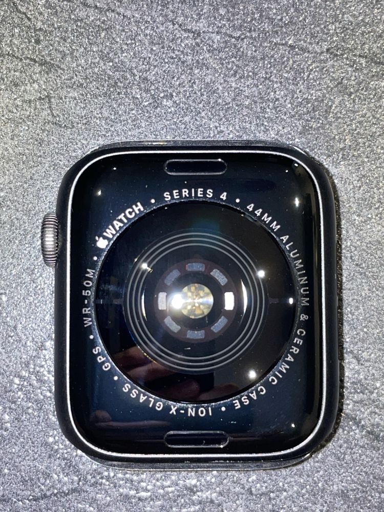 Apple Watch Series 4. 44 mm si accesorii