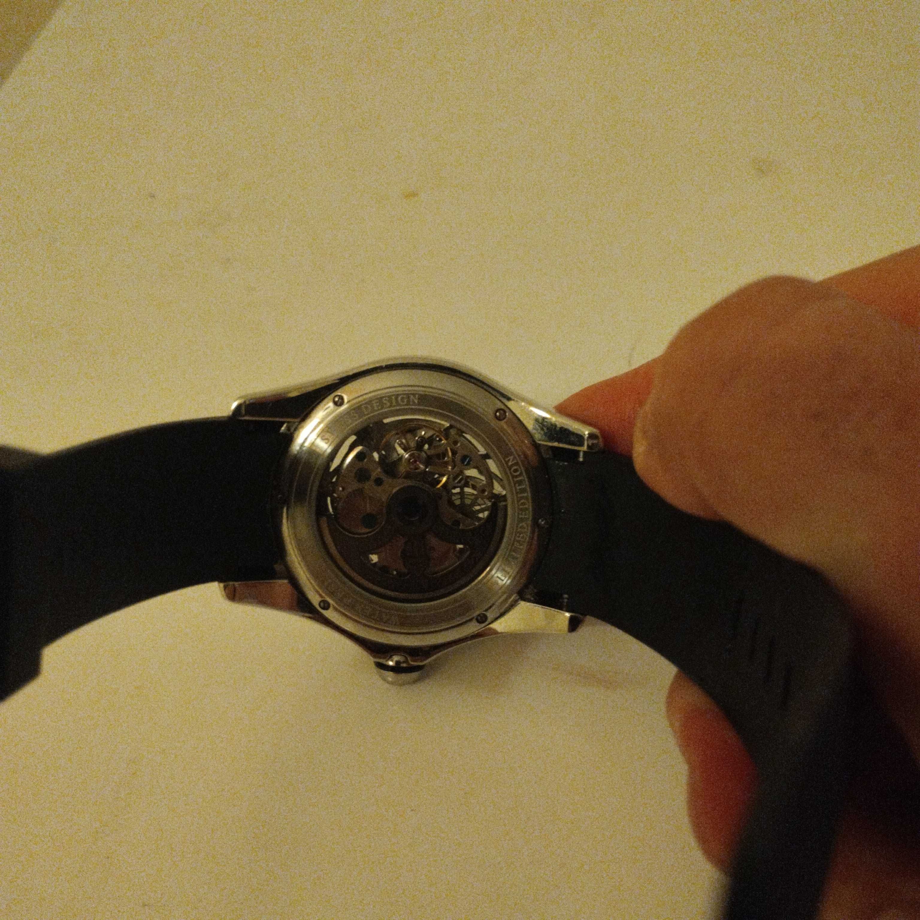 Часовник Corum изискан и уникален