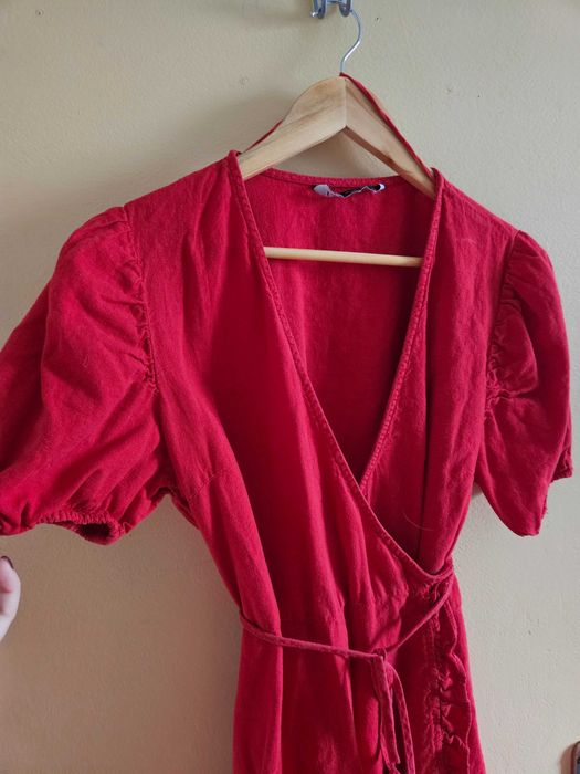 Приятна червена рокличка Зара