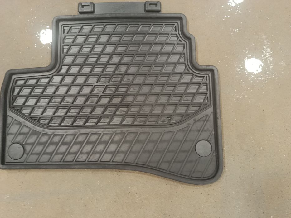 Оригинални гумени стелки за Мерцедес-Бенц S-класа  къса база. Използва