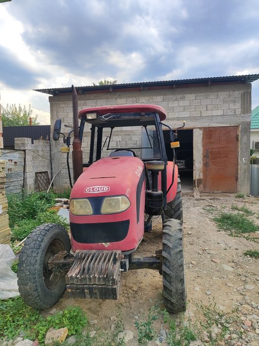 Трактор YTO 804 на ходу