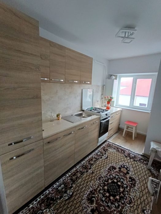 Închiriez apartament cu 2 camere