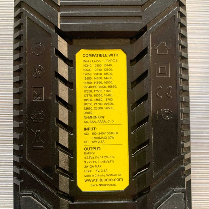 nitecore zaryadchigi