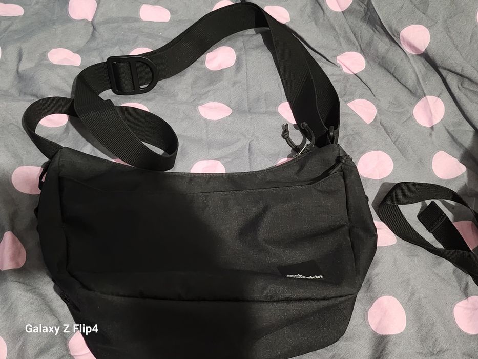 Продавам мъжка чантичка 30лв!