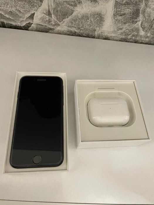 КАТО НОВ!!! Iphone SE  2022  128GB  Със AirPods Pro 2nd Generation
