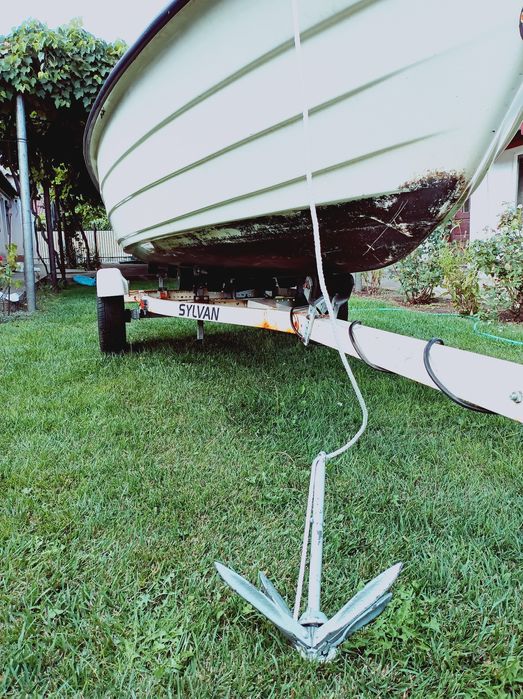 Barcă din fibră, SAILOR, cu motor și peridoc.