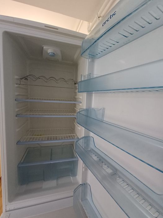 Vând combina frigorifica cu congelator / frigider Arctic K386B.