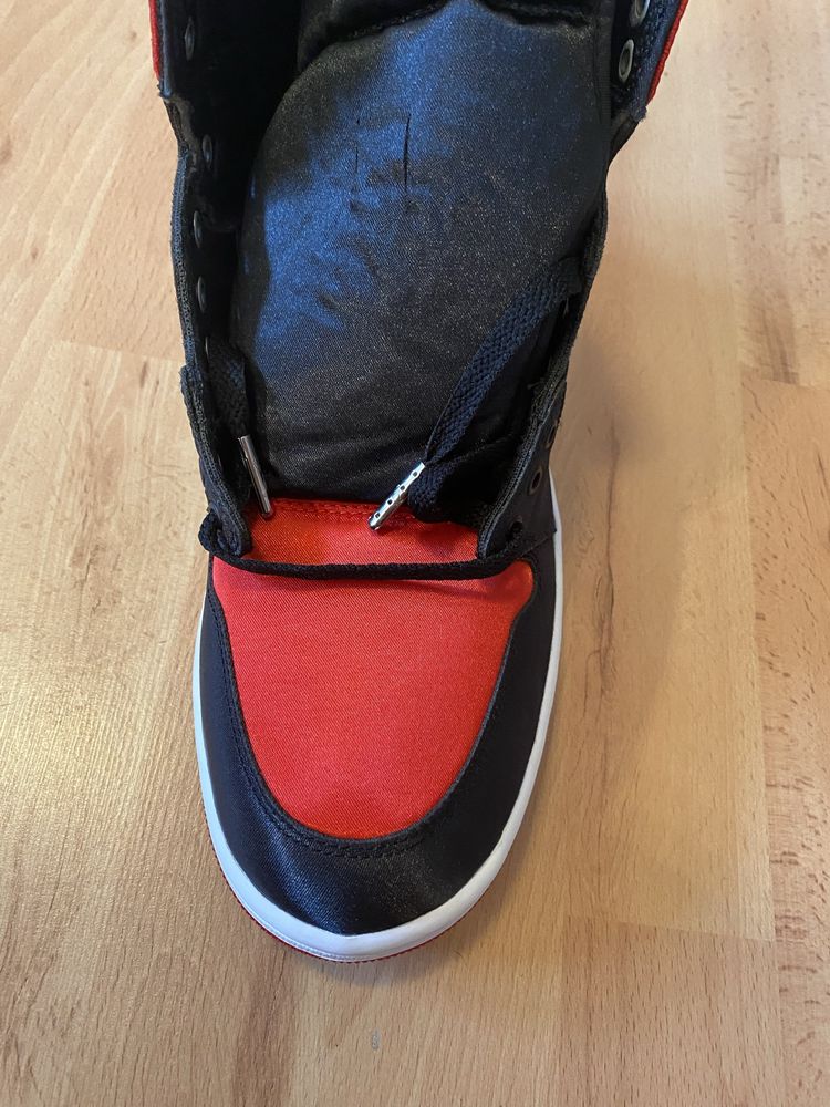 Adidasi Air Jordan 1 High Satin Bred