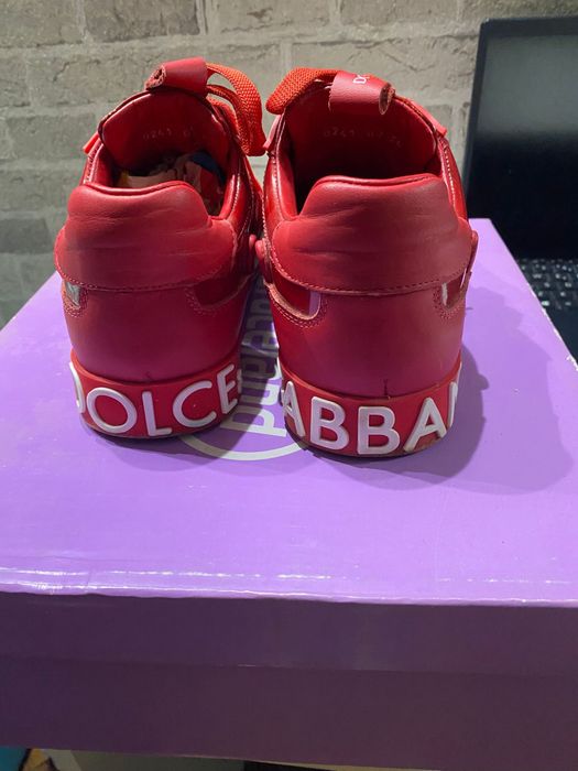Sneakers roșii, inspirați de Dolce & Gabbana