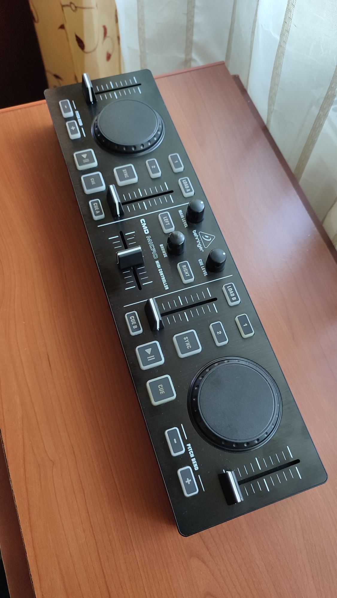 Controler MIDI BEHRINGER cmd micro nou