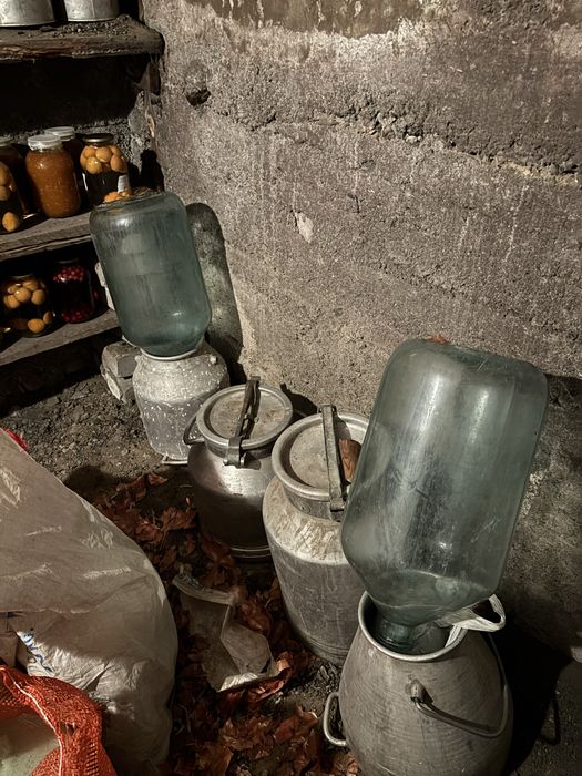 Продам канистры и бутвли стеклянные