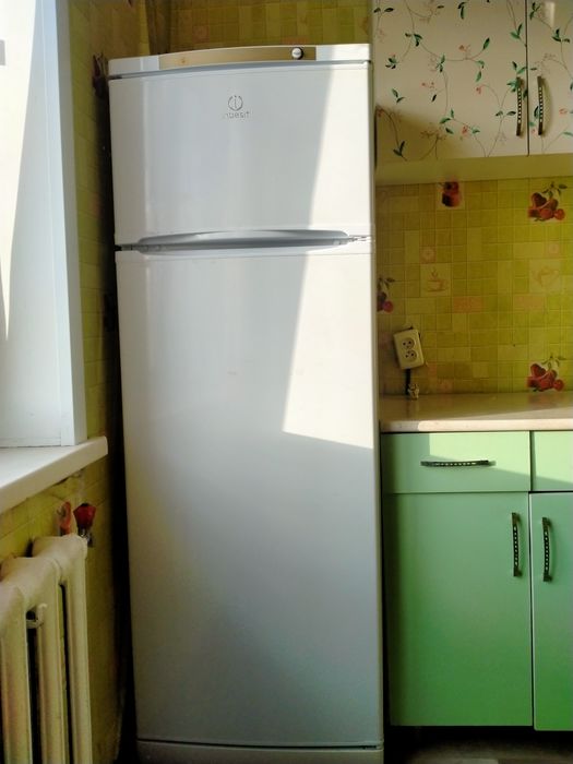 Холодильник двукамерный