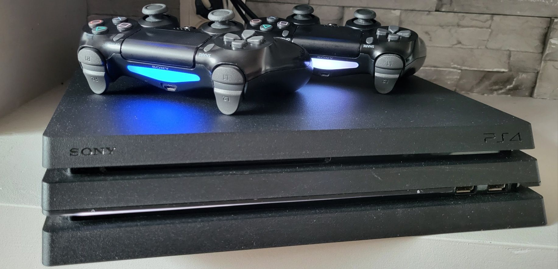 PS4 Pro Плейстейшън 4 Про с два джойстика и три игри