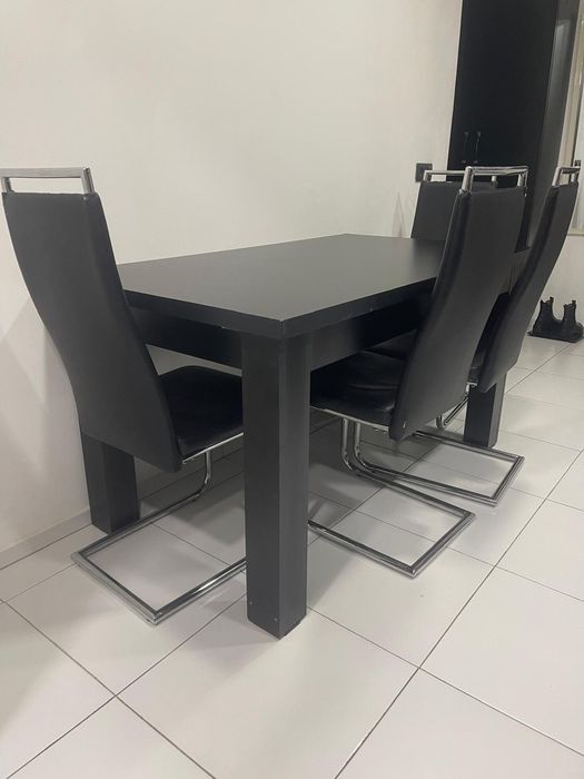 Masă  solida cu scaune.