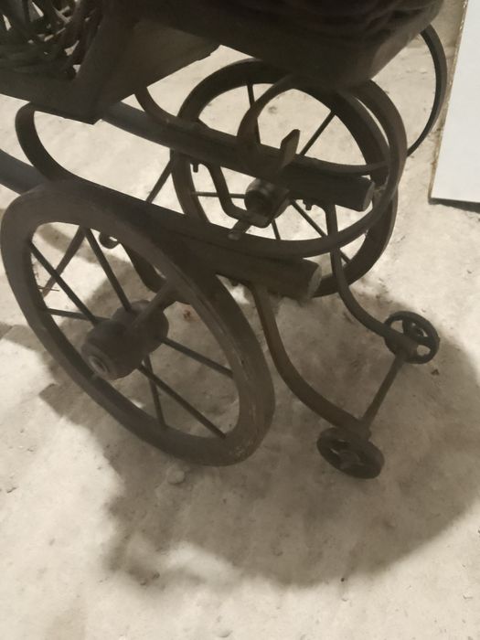 Антикварни колички за кукли