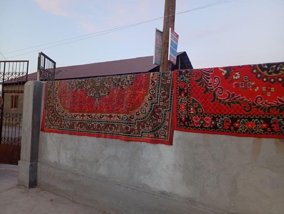 Ишлатилган, тоза гиламлар сотилади.