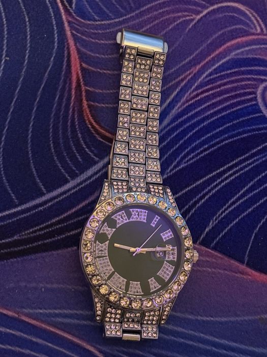 Часы с фианитами