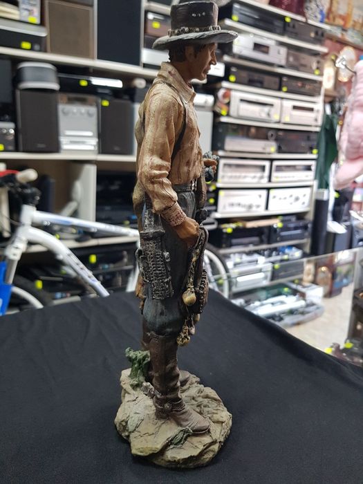 Оригинални статуи на Даниел монфорд