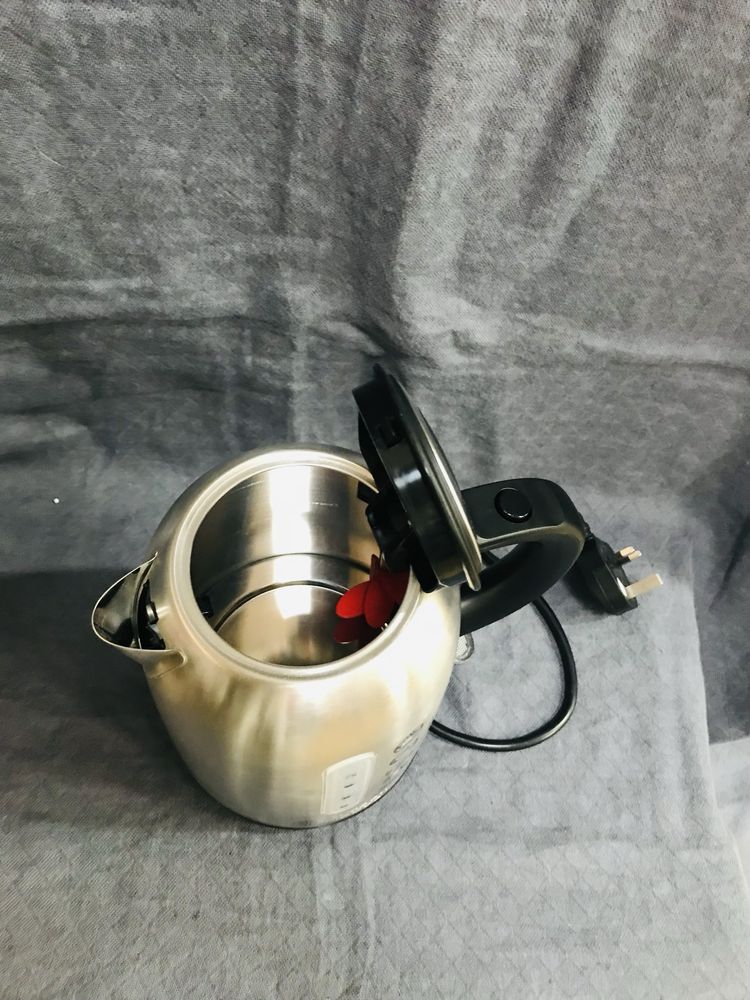 Електрическа кана Russell Hobbs