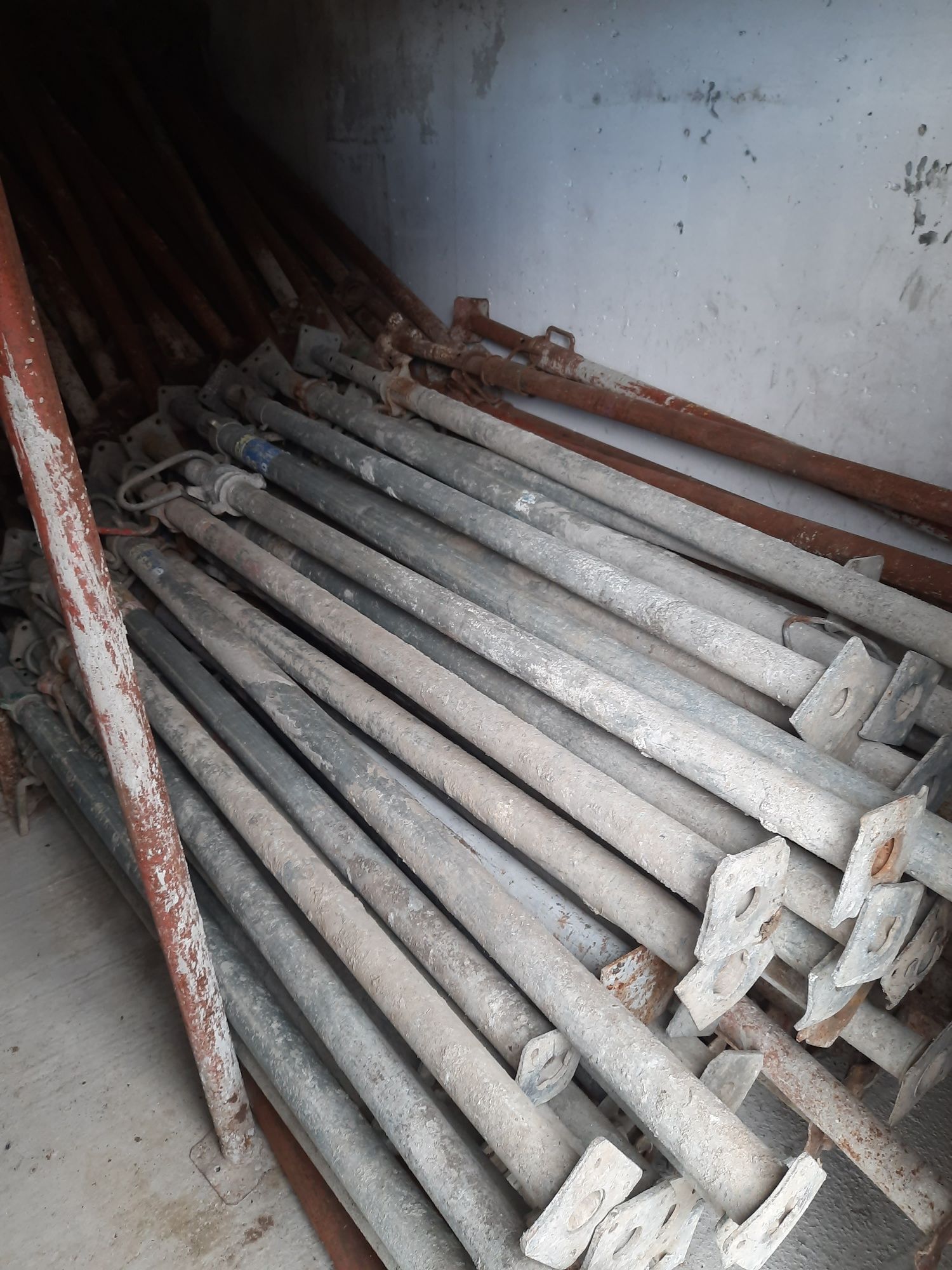 Popi metalici DE ÎNCHIRIAT și Mai compactor WACKER NEUSON