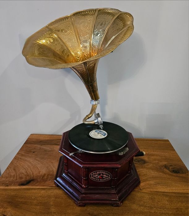 Ретро грамофон много запазен за ценители