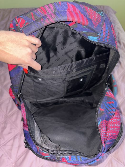 Чисто нова раница с твърд гръб