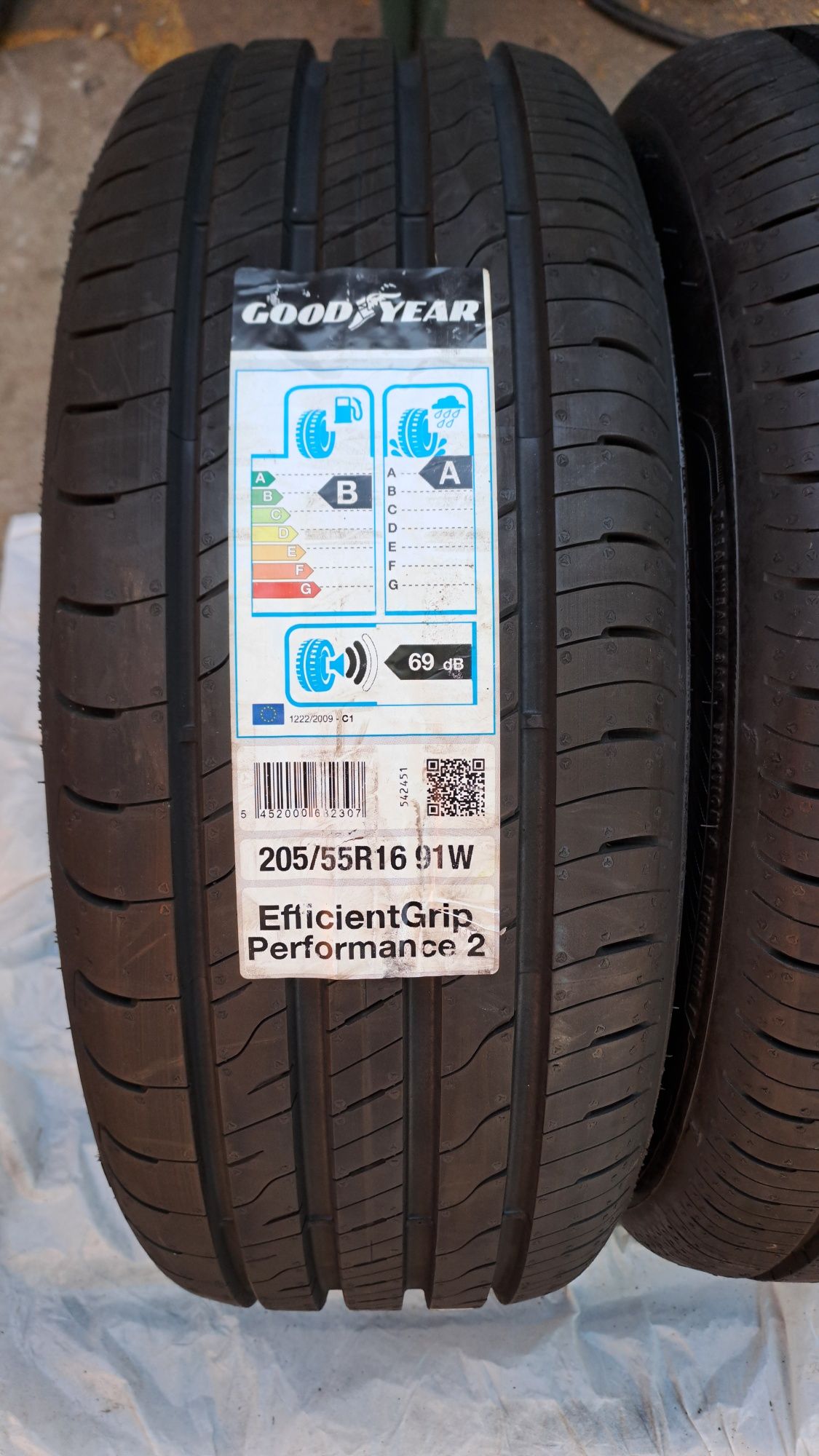 2бр. Нови 205/55/16 Goodyear Efficient Grip Performance 2