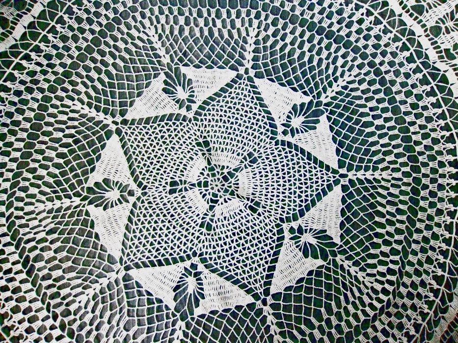 Ръчно плетена покривка за кръгла маса