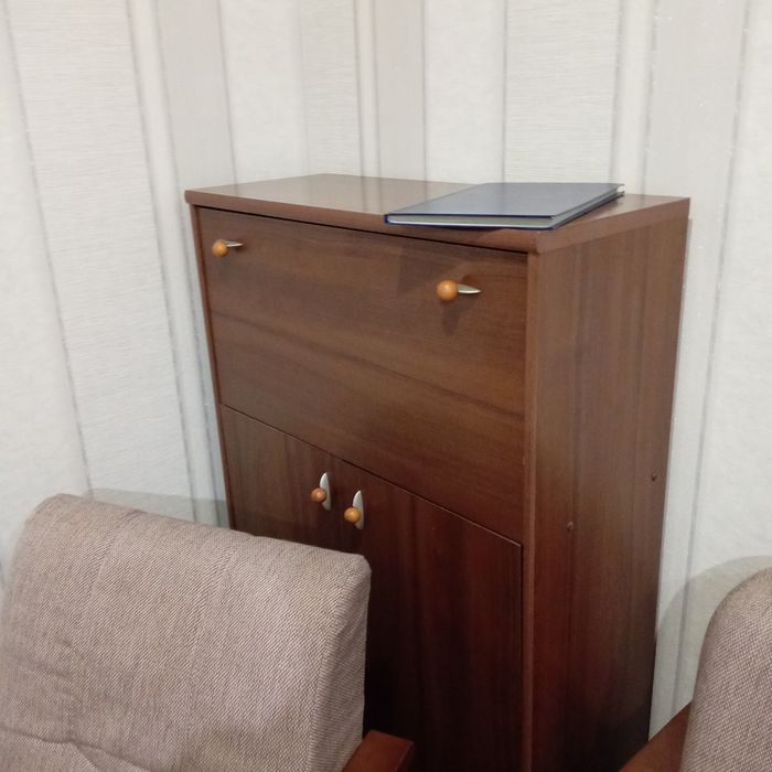 Стенка, чистое дерево, тёмного коричневого цвета