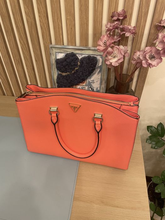 Елегантна чанта Guess