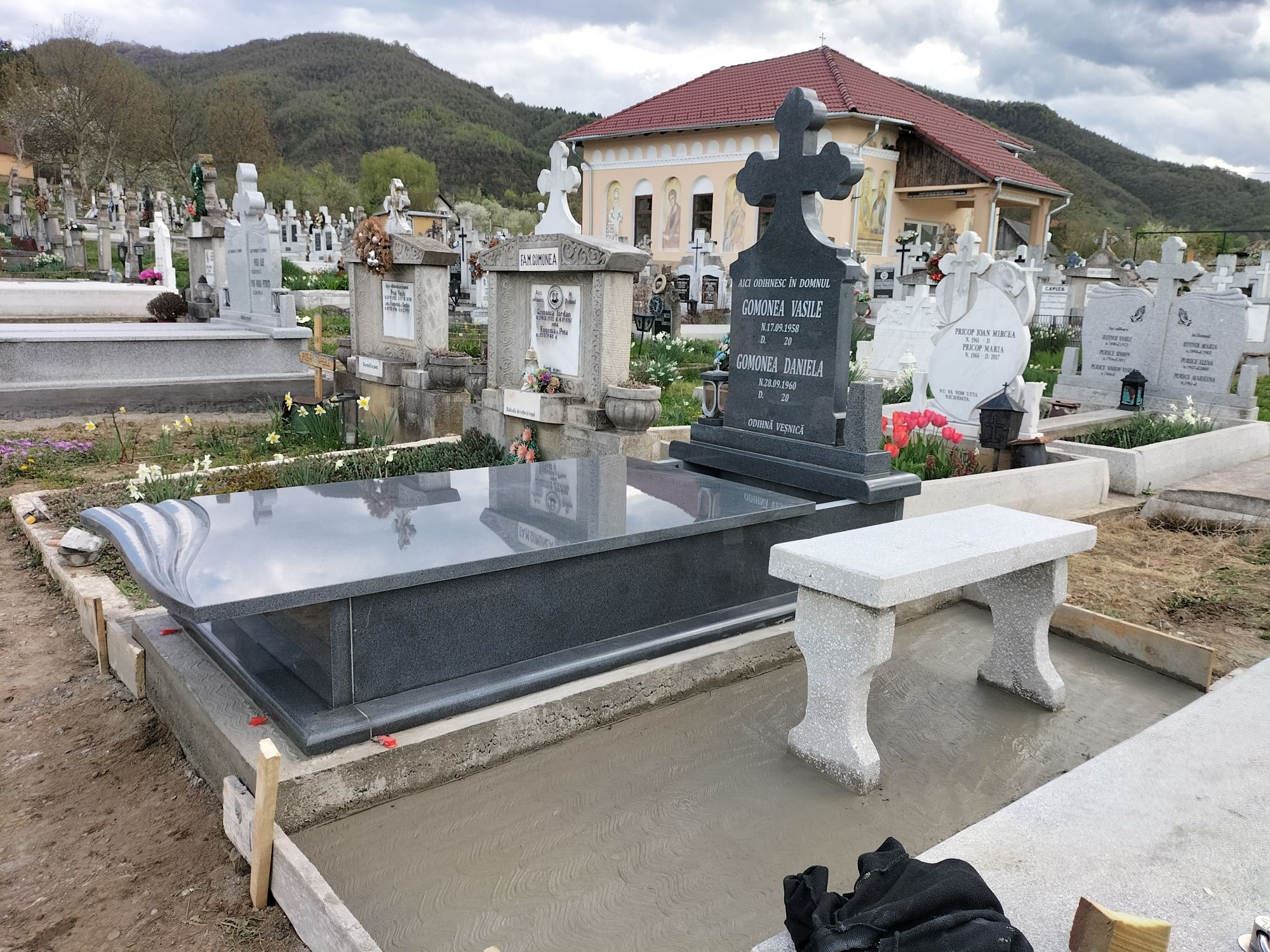 Monumente funerare