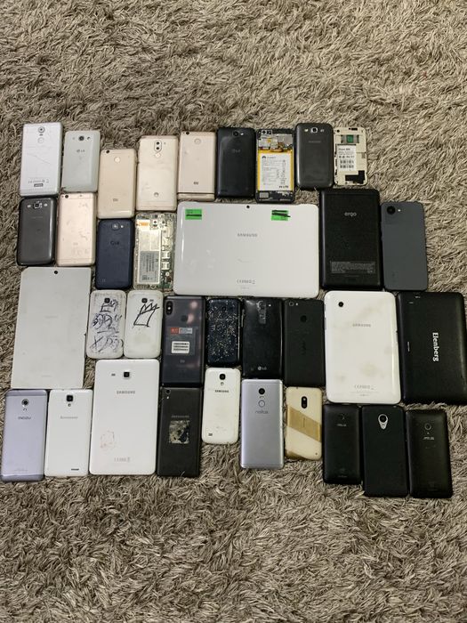 Старые разные телефоны.