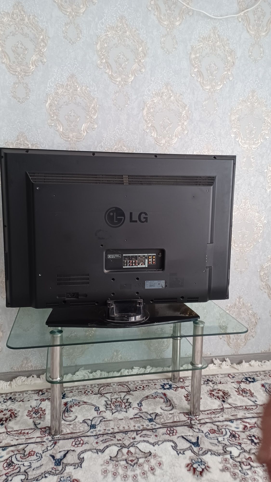 Телевизор LG 50диоганаль 1м20см работает отлично