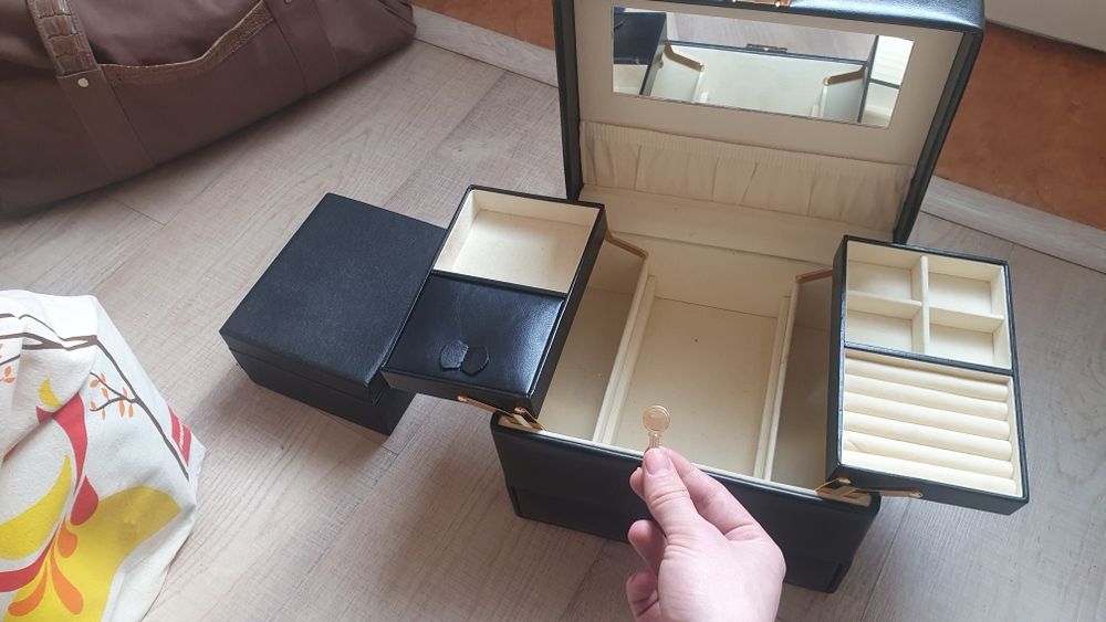 Cutie bijuterii din piele cu cheiță