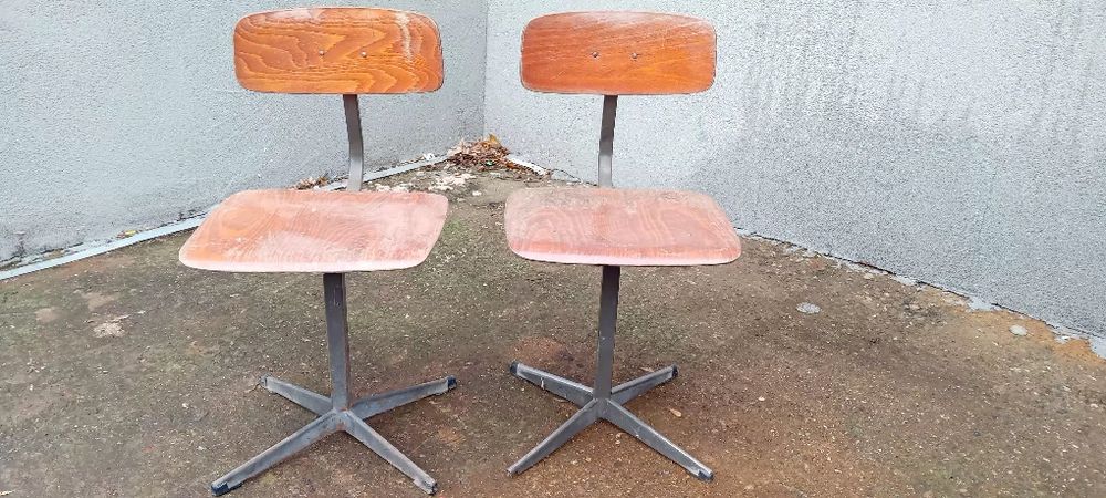 Два малки метални стола с дървени седна и облегалка от времето на соца