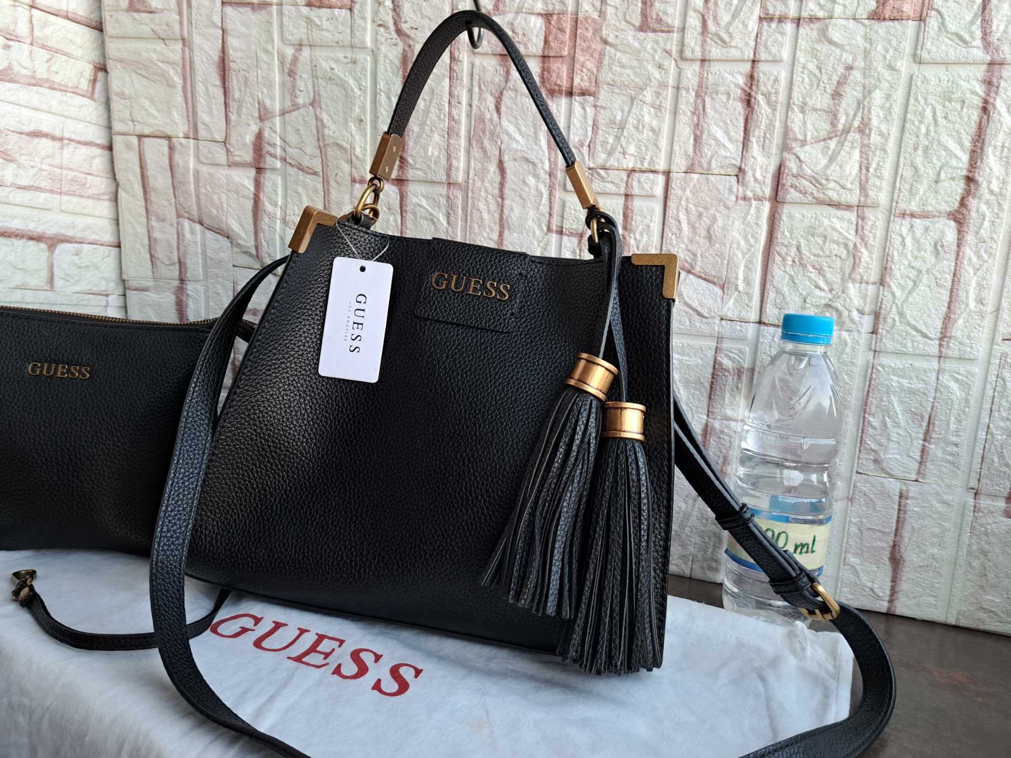 Guess-Нова черна чанта с пискюли