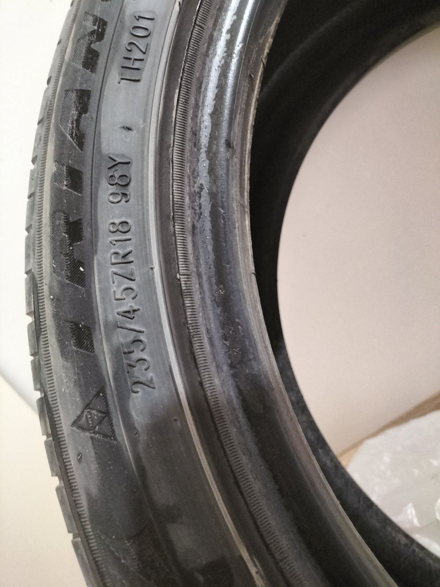 Резина 235/45/R18 Triangle