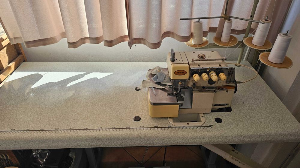 Mașina de cusut liniara, triploc si uberdeck