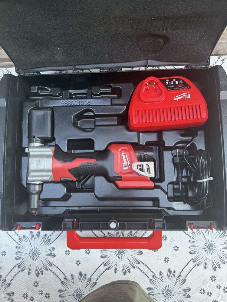 Акумулаторна нитачка MILWAUKEE M12 BPRT