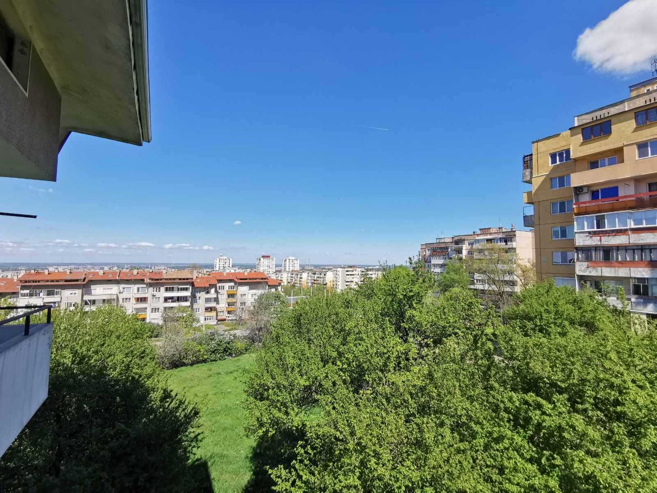 Продава се Тристаен апартамент в Русе, Дружба 3 - 104 кв.м за 932 €/кв.м - Снимка #13